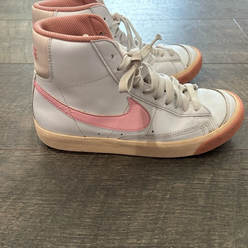 Nike Blazer Mid ‘77 summit white/pink foam Sneakers - Big Kids